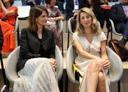 La directora general de Google para España y Portugal, Fuencisla Clemares, y la vicepresidenta segunda y Ministra de Trabajo, Yolanda Díaz, en la presentación de las nuevas becas digitales del gigante estadounidense.
 
 