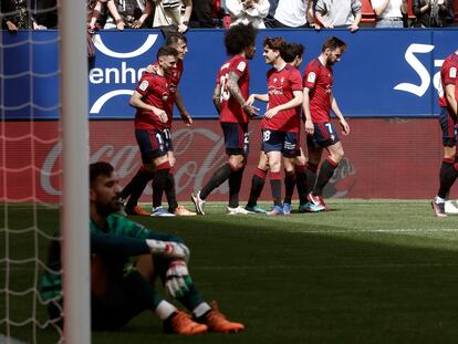 Los jugadores de Osasuna felicitan a Budimir (segundo por la izquierda) tras marcar el gol de la victoria.