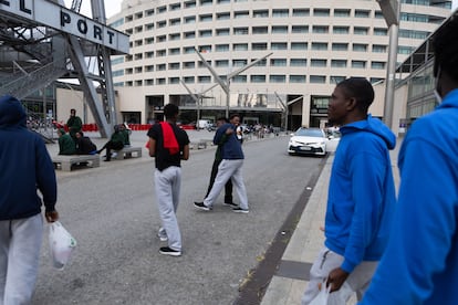 En el puerto de Barcelona, los migrantes se reencuentran con amigos y compañeros con quienes cruzaron el Mediterráneo, y que fueron separados en distintos grupos al ser trasladados a la península.