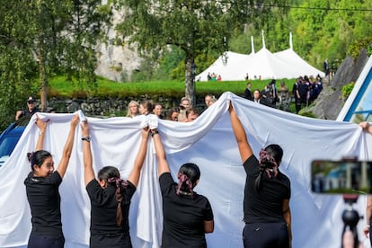 Los invitados, como los novios, se han escondido la mayor parte del tiempo tras grandes sábanas blancas a su llegada y salida del lujoso Hotel Union, donde se ha celebrado la boda, para que no corra riesgo la exclusiva.
