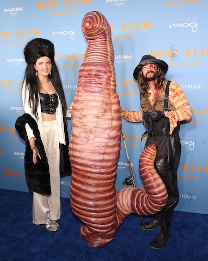 Heidi Klum se toma la fiesta de Halloween más en serio que cualquier alfombra roja. En junio la modelo ya compartía en su cuenta de Instagram pruebas de vestuario para un posible disfraz. En la imagen, Klum posa junto a su marido y una de las invitadas a la fiesta.