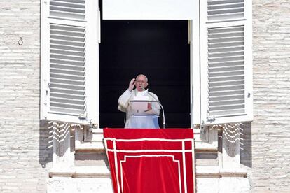 El papa Francisco bendice a los fieles durante el rezo del Regina Caeli en la Plaza de San Pedro.