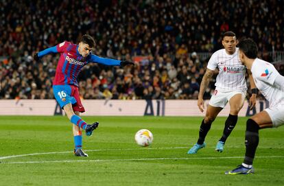 Pedri, en el disparo de su gol al Sevilla este domingo en el Camp Nou.