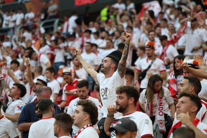 Aficionados sevillistas antes de comenzar el encuentro.