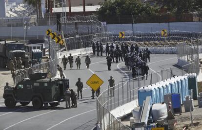 Militares de EE UU cierran el paso fronterizo de San Isidro en San Diego.