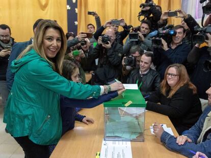 Susana Díaz, amb la seva família, vota a Sevilla.