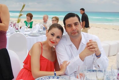 El juez mexicano Uriel Villegas junto a su esposa Mónica Barajas en una foto de redes sociales.