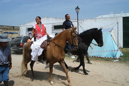 Isabel Pantoja y Julin Mu?oz, a caballo durante la romera del Roco de 2003.