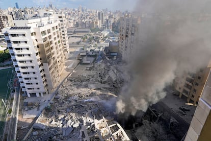 Vista aérea de un edificio colapsado tras un ataque israelí en el barrio de Dahiyeh en Beirut, este miércoles. 