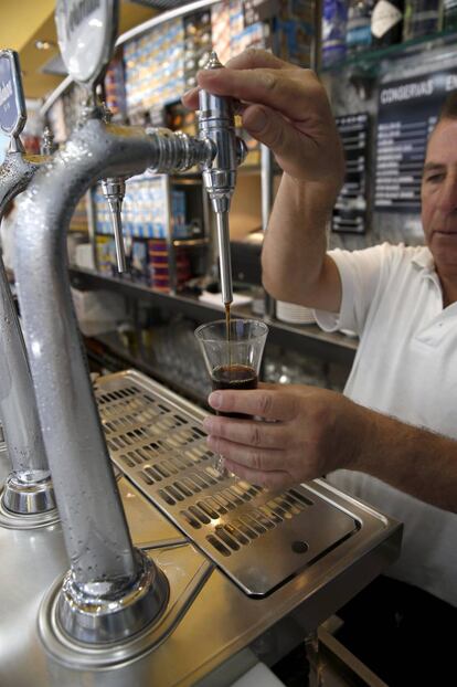 Trabajador en un bar.