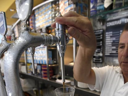 Trabajador en un bar.