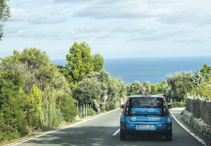 Uno de los vehículos utilizados en la II Vuelta (Eléctrica) a España, durante la etapa balear camino de Sòller.