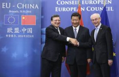 El presidente chino, Xi Jinping (centro), es recibido por el presidente de la Comisión Europea, Jose Manuel Duaro Barroso (izda), y el presidente del Consejo de la Unión Europea, Herman Van Rompuy (dcha), en Bruselas.