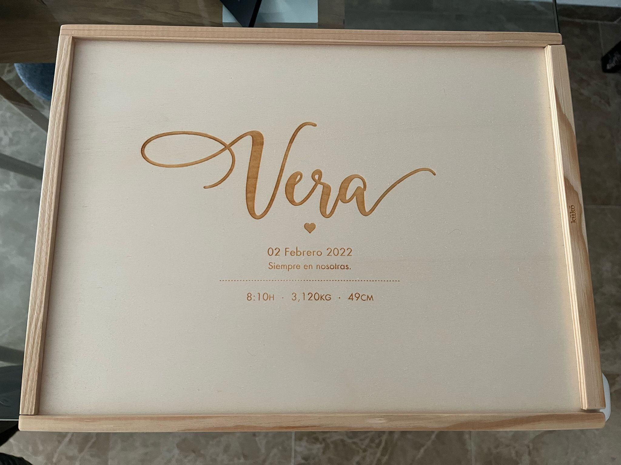 Caja en recuerdo a Vera que contiene su cordón umbilical y el que sería su primer gorro.