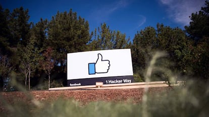 El logo de Facebook en la sede de la compañía en Menlo Park, California. 