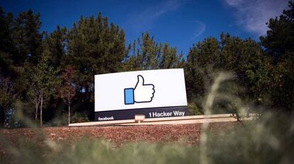 El logo de Facebook en la sede de la compañía en Menlo Park, California.