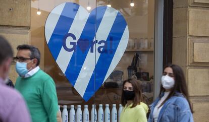 Un corazón con los colores de la Real Sociedad en el escaparate de una tienda de San Sebastián. Prevista inicialmente para el 18 de abril de 2020, la pandemia llevó a aplazar la final con la esperanza de jugarla con público.