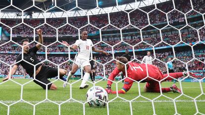 Raheem Sterling marca el primer tanto del partido en Wembley, su tercer tanto en el torneo.