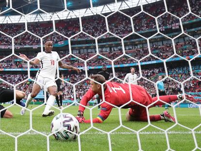 Raheem Sterling marca el primer tanto del partido en Wembley, su tercer tanto en el torneo.