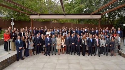 Foto de familia de los noventa jóvenes que han aprobado las últimas oposiciones a notario.