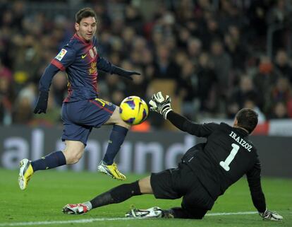 Messi supera a Iraizoz en el segundo gol del Barça.
