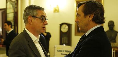 José Manuel Villegas (Ciutadans) i Rafael Hernando (PP) conversen després de la reunió del pacte antigihadista el passat 22 de març.