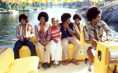 Janet Jackson (centro) con sus hermanos (de izquierda a derecha) Marlon, Michael, Tito, Randy y Jackie, el 17 de agosto de 1978 en Los Ángeles (California).
