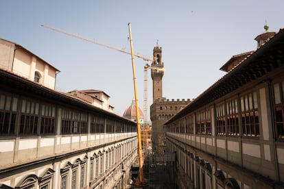 Un momento de los trabajos para desmontar la gran grúa que durante 20 años ha estado colocada en la plaza de los Uffizi, y ha sido retirada el pasado sábado.