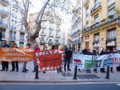 Manifestantes ante el Hotel Astoria durante la conferencia de la María José Català.