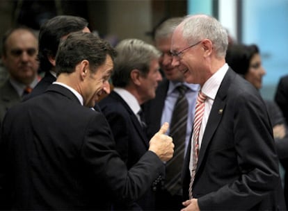 Van Rompuy (derecha), con Nicolas Sarkozy en Bruselas.