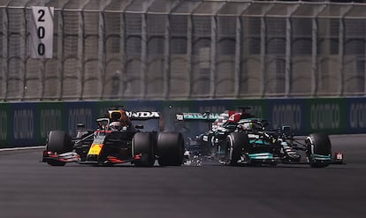 Hamilton choca con Verstappen tras la extraña maniobra del piloto holandés. Getty