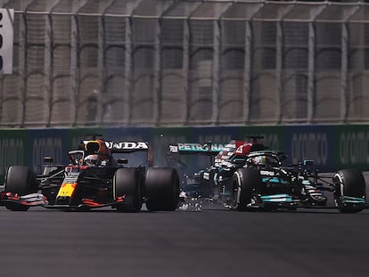 Hamilton choca con Verstappen tras la extraña maniobra del piloto holandés. Getty