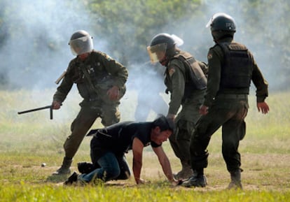 La policía golpea a un indígena cuando iba a ser trasladado de manera forzosa desde el aeropuerto del Territorio Indígena y Parque Nacional Isiboro, hacia su residencia en Rurrenbaque.