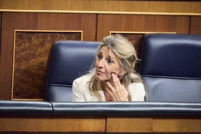 La vicepresidenta segunda y ministra de Trabajo y Economía Social, Yolanda Díaz, durante una sesión plenaria en el Congreso.