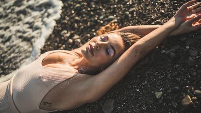 Brilla este verano en la playa con un body glitter. GETTY IMAGES.