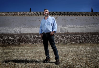 Julián López, catedrático de Antropología Social de la UNED, ante la tapia del cementerio de Almagro donde fusilaban a las víctimas. 