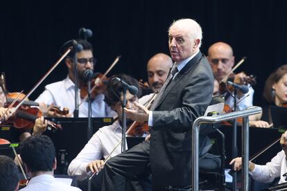 Daniel Barenboim con la orquesta del Divan de Oriente y Occidente en Berlin.