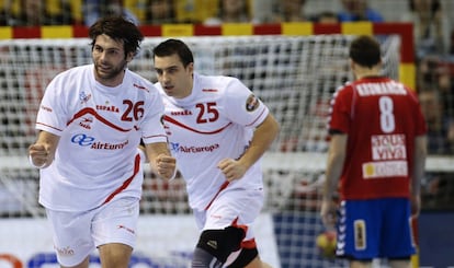 Antonio García (izquierda) y Carlos Ruesga celebran un gol ante Serbia.