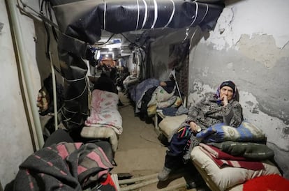 La gente se reúne en el sótano de un hospital local, que resultó dañado durante el conflicto entre Ucrania y Rusia en la ciudad de Volnovakha, controlada por los separatistas, en la región de Donetsk, Ucrania.

 