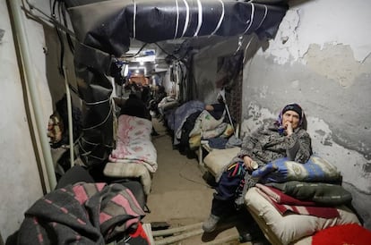 La gente se reúne en el sótano de un hospital local, que resultó dañado durante el conflicto entre Ucrania y Rusia en la ciudad de Volnovakha, controlada por los separatistas, en la región de Donetsk, Ucrania.
