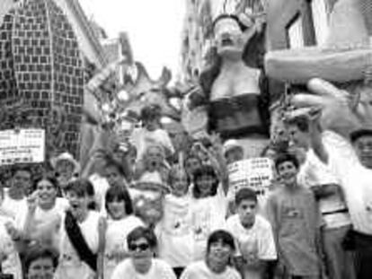 b 36317 - 17/ago/00 - color- Celebración de la victoria de la calle Verdi (parte de arriba) al ganar el concurso de calles de las fiestas de Gracia- Foto: Manolo S. Urbano