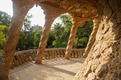 Bajo la plaza de la Colonia Güell se encuentran estas icónicas columnas.