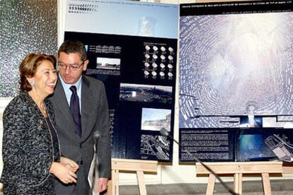 La ministra de Fomento, Magdalena Alvarez, y el alcalde de la capital, Alberto Ruiz-Gallardón, junto al cartel del proyecto ganador.