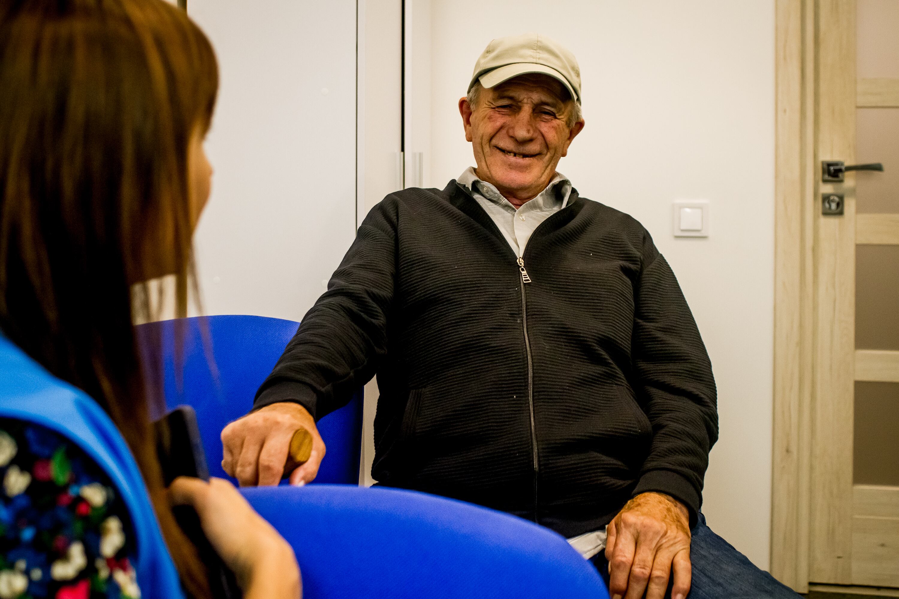 Nikola Goga, 75 anos, é um antigo guarda de fronteira reformado que teve de ser evacuado da sua aldeia natal, Vovchansk Hutori, na sequência dos ataques russos na área em Maio passado.