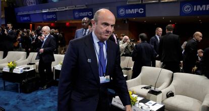 El ministro de Econom&iacute;a, Luis de Guindos, en la cumbre del FMI en Washington.