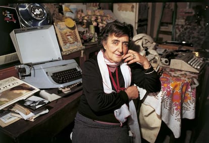 Retrato de Alda Merini en su despacho en los años ochenta.