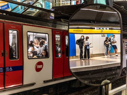 Varias personas esperan el tren en el andén de la estación de Ciutadella de la línea 4 del metro de Barcelona, el pasado jueves.