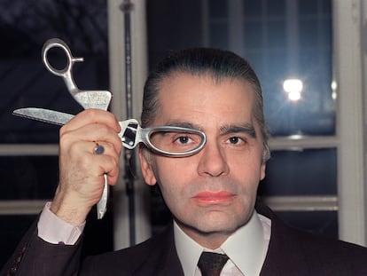 Karl Lagerfeld posa con unas tijeras en marzo de 1987.