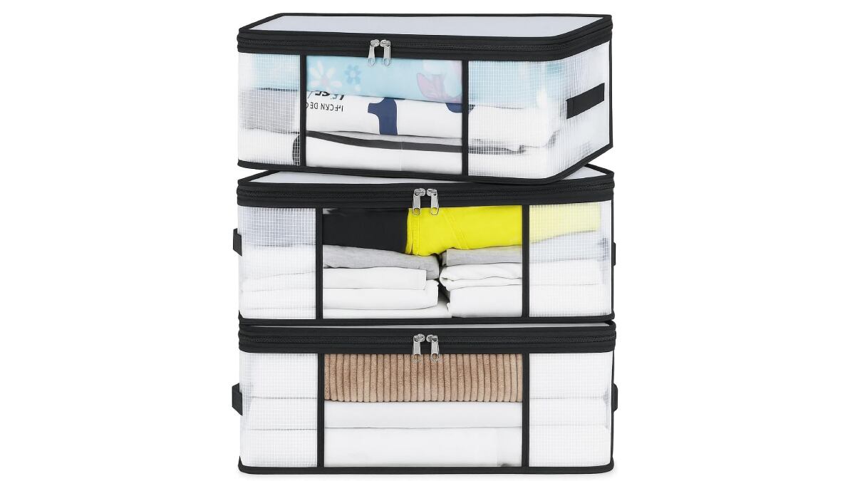 Tres cajas transparentes con cremallera para guardar ropa.