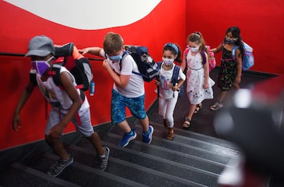 Un grupo de estudiantes reanuda las clases en la escuela primaria de Petri, en Dortmund (Alemania). Las escuelas en el Estado federal occidental de Renania del Norte-Westfalia han reiniciado su actividad escolar bajo estrictas medidas de salud tras las vacaciones de verano.